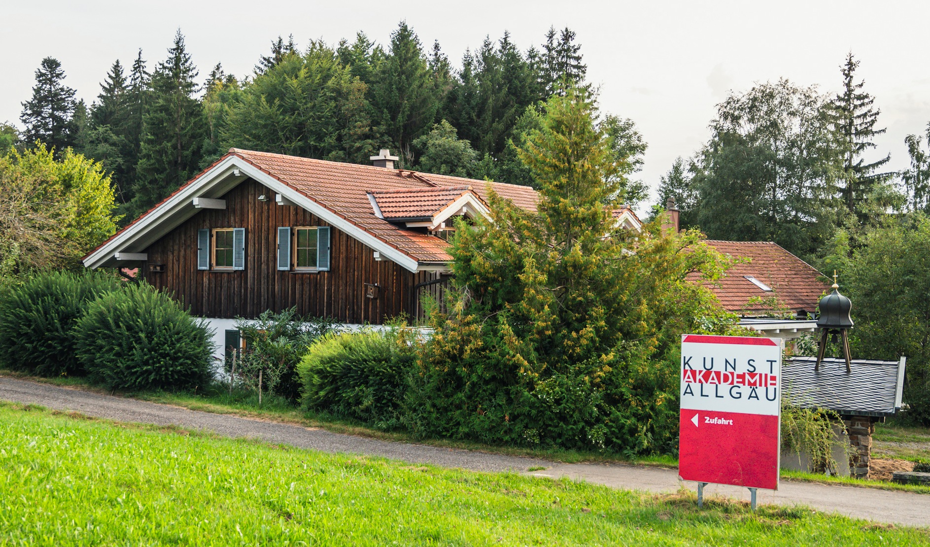 Die Kunstakademie Allgäu liegt idyllisch im Grünen. Die Kunstakademie Allgäu liegt idyllisch im Grünen.